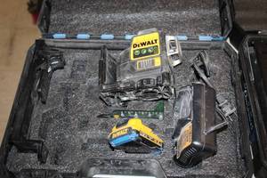 lot 28 image: DeWalt 12V 360 Degree Green Beam Cross Line Laser TN360DB with Battery, Charger, Case, Accessories