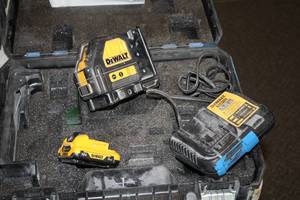 lot 65 image: DeWalt 6V-12V Laser DW088LG with Battery, Charger, Case