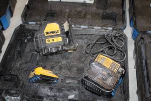 lot 66 image: DeWalt 6V-12V Laser DW088LG with Battery, Charger, Case
