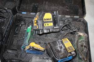 lot 67 image: DeWalt 6V-12V Laser DW088LG with Battery, Charger, Case