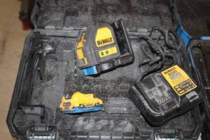 lot 68 image: DeWalt 6V-12V Laser DW088LG with Battery, Charger, Case