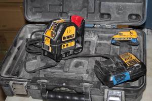 lot 69 image: DeWalt 6V-12V Laser DW088LG with Battery, Charger, Case