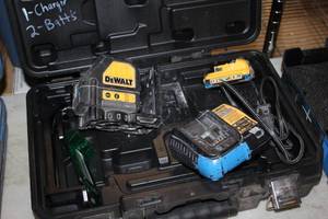 lot 70 image: DeWalt 6V-12V Laser DW088LG with Battery, Charger, Case