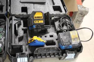 lot 72 image: DeWalt 12V 3Ah Laser TN222DB with Battery, Charger, Case