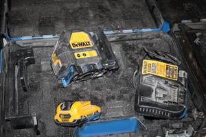 lot 74 image: DeWalt 6V-12V Laser DW088LG with Battery, Charger, Case
