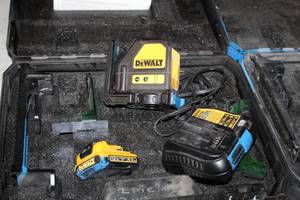 lot 75 image: DeWalt 6V-12V Laser DW088LG with Battery, Charger, Case