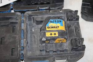 lot 152 image: DeWalt 4.5V Self-Leveling Line Laser Chalk Line Generator DW088 with Case