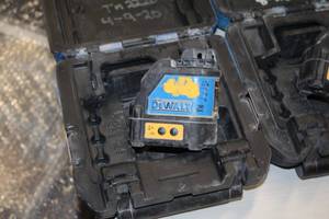 lot 91 image: DeWalt 4.5V Laser Chalk Line Generator DW088CG with Case