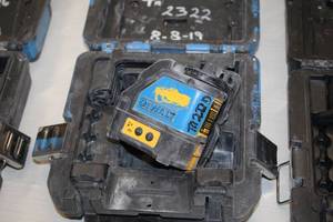 lot 93 image: DeWalt 4.5V Laser Chalk Line Generator DW088CG with Case