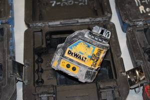 lot 94 image: DeWalt 4.5V Self-Leveling Line Laser Chalk Line Generator DW087 with Case