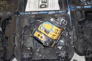 lot 100 image: DeWalt 4.5V Laser Chalk Line Generator DW088CG with Case