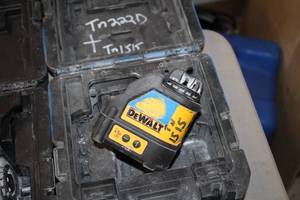 lot 120 image: DeWalt 4.5V Self-Leveling Line Laser Chalk Line Generator DW088 with Case