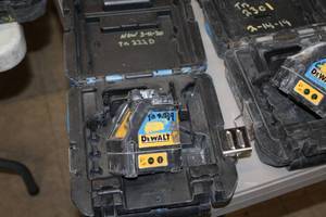 lot 121 image: DeWalt 4.5V Self-Leveling Line Laser Chalk Line Generator DW088 with Case