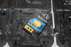lot 131 image: DeWalt 4.5V Laser Chalk Line Generator DW088CG with Case