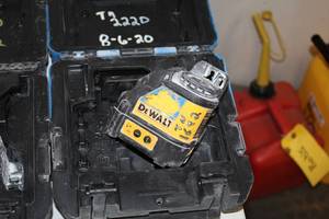lot 135 image: DeWalt 4.5V Self-Leveling Line Laser Chalk Line Generator DW088 with Case