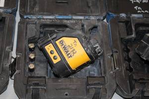 lot 140 image: DeWalt 4.5V Self-Leveling Line Laser Chalk Line Generator DW088 with Case