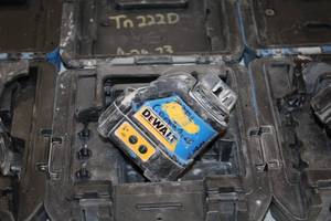 lot 142 image: DeWalt 4.5V Laser Chalk Line Generator DW088CG with Case