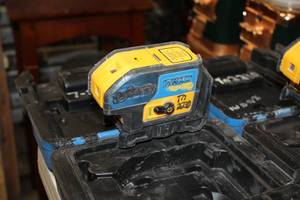 lot 154 image: DeWalt 6V 3 Beam Laser Pointer DW083CG