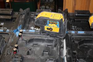 lot 157 image: DeWalt 6V 3 Beam Laser Pointer DW083CG