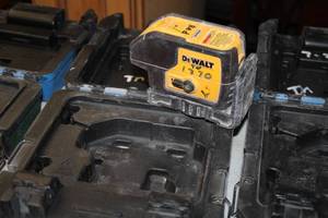 lot 159 image: DeWalt 6V 3 Beam Laser Pointer DW083