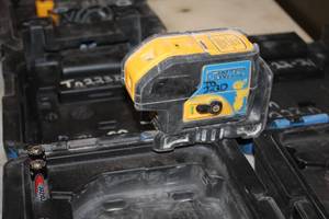 lot 162 image: DeWalt 6V 3 Beam Laser Pointer DW083CG