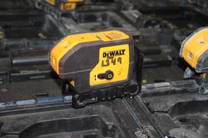 lot 175 image: DeWalt 6V 3 Beam Laser Pointer DW083