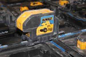 lot 179 image: DeWalt 6V 3 Beam Laser Pointer DW083