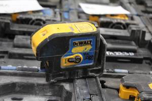 lot 180 image: DeWalt 6V 3 Beam Laser Pointer DW083CG