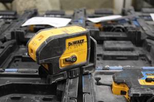 lot 181 image: DeWalt 6V 3 Beam Laser Pointer DW083CG