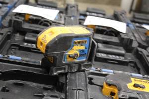 lot 182 image: DeWalt 6V 3 Beam Laser Pointer DW083CG