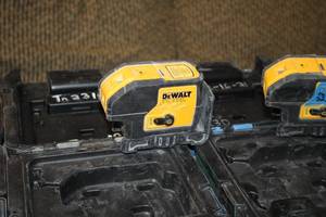 lot 187 image: DeWalt 6V 3 Beam Laser Pointer DW083CG