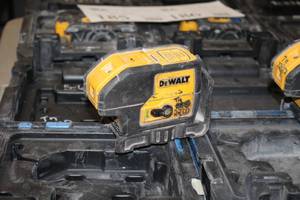 lot 189 image: DeWalt 6V 3 Beam Laser Pointer DW083CG