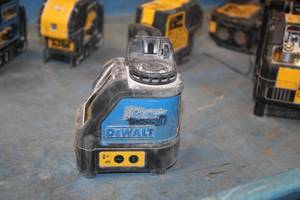 lot 196 image: DeWalt 4.5V Laser Chalk Line Generator DW088CG