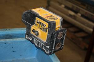 lot 200 image: DeWalt 6V 3 Beam Laser Pointer DW083