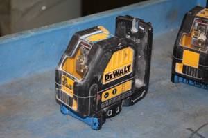 lot 203 image: DeWalt 6V-12V Laser DW088LG