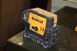 lot 207 image: DeWalt 6V 5 Beam Laser Pointer DW085