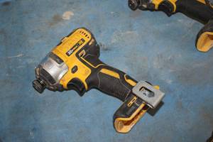lot 211 image: DeWalt 14 (6mm) 20V 5Ah Impact Driver DCF887