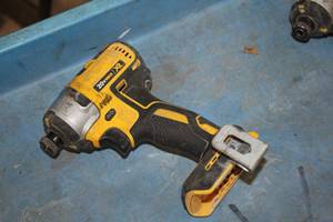 lot 212 image: DeWalt 14 (6mm) 20V 5Ah Impact Driver DCF887