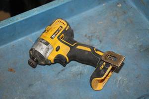 lot 213 image: DeWalt 14 (6mm) 20V 5Ah Impact Driver DCF887