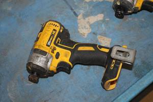 lot 214 image: DeWalt 14 (6mm) 20V 5Ah Impact Driver DCF887