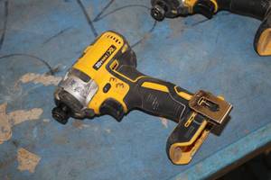 lot 215 image: DeWalt 14 (6mm) 20V 5Ah Impact Driver DCF887