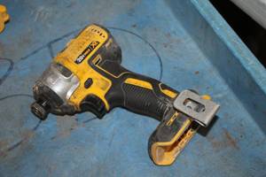 lot 216 image: DeWalt 14 (6mm) 20V 5Ah Impact Driver DCF887