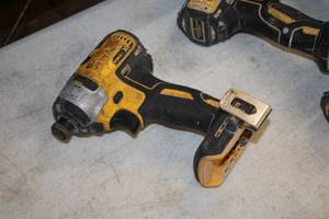 lot 219 image: DeWalt 14 (6mm) 20V 5Ah Impact Driver DCF887