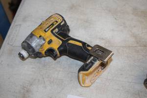 lot 222 image: DeWalt 14 (6mm) 20V 5Ah Impact Driver DCF887