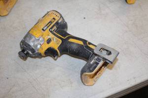 lot 225 image: DeWalt 14 (6mm) 20V 5Ah Impact Driver DCF887