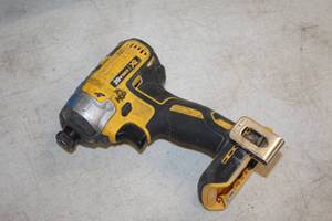 lot 229 image: DeWalt 14 (6mm) 20V 5Ah Impact Driver DCF887