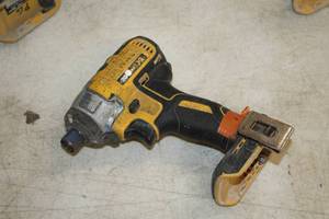 lot 233 image: DeWalt 14 (6mm) 20V Impact Driver DCF886