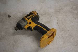 lot 236 image: DeWalt 14 (6mm) 18V Impact Driver DC825