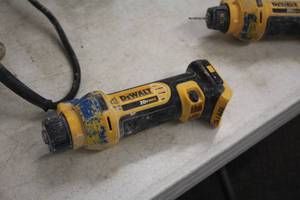 lot 239 image: DeWalt 20V Cut-Out Tool DCS551