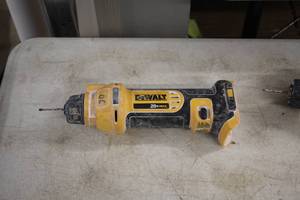 lot 241 image: DeWalt 20V Cut-Out Tool DCS551